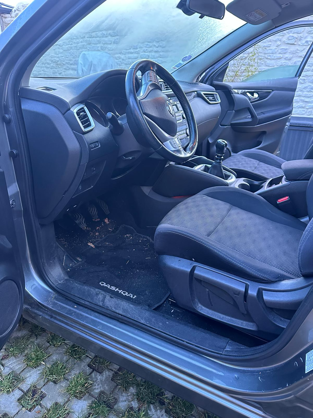 Habitacle de voiture de fumeur avant traitement de l'odeur de tabac